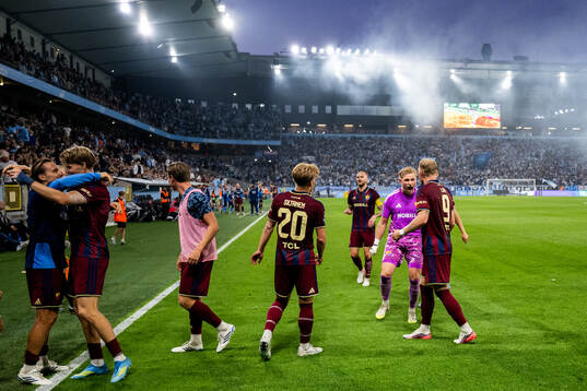 Djurgårdens målvakt Jacob Rinne jublar med Kristian Lien