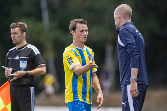 Eskilsminne IFs Axel Sjöberg lämnar planen