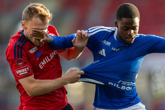 Östers Oscar Uddenäs och GIF Sundsvalls Alieu Atlee Manneh