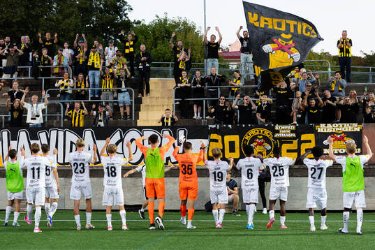 Häckens spelare jublar och tackar sina supportrar