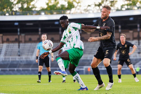 Hammarbys Suwaibou Kebbeh och FC Stockholms David Fällman