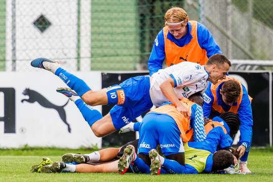 IFK Värnamos Benjamin Zulovic jublar med lagkamraterna