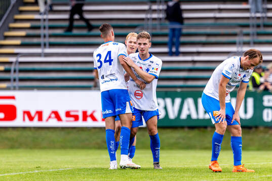 IFK Värnamos spelare jublar