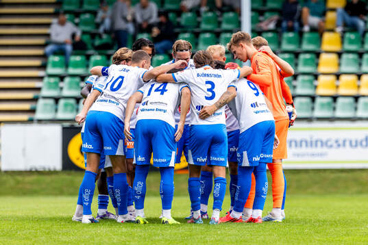 IFK Värnamos  spelare laddar för match