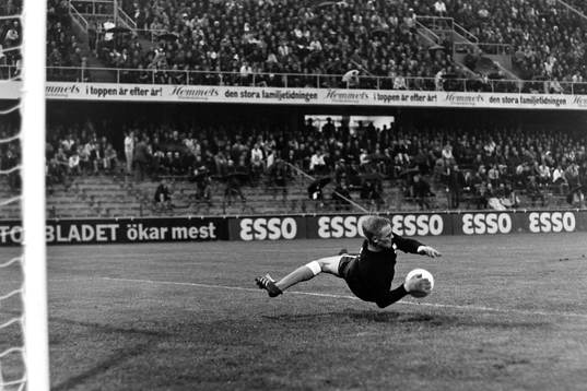 Finlands målvakt  Lars Näsman i räddningstagen