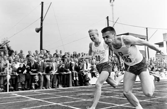 Bo Althoff, Örgyte vinner 400 m före Staffan Nilsson,