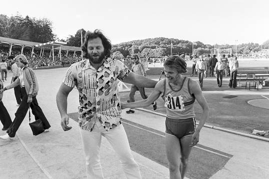 Ricky Bruch gratulerar Dans Glans, Sverige till segern på