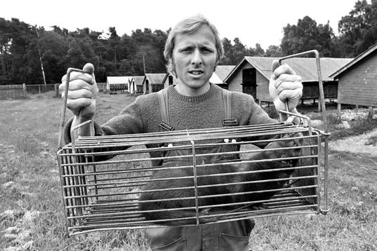 Sven-Bertil Andersson med minkbur