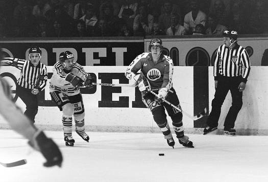 Bo Andersson, Västra Frölunda med pucken attackeras av
