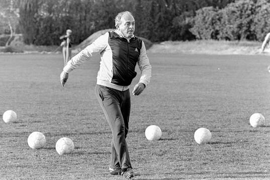 Manager Alfredo di Stefano at a training session