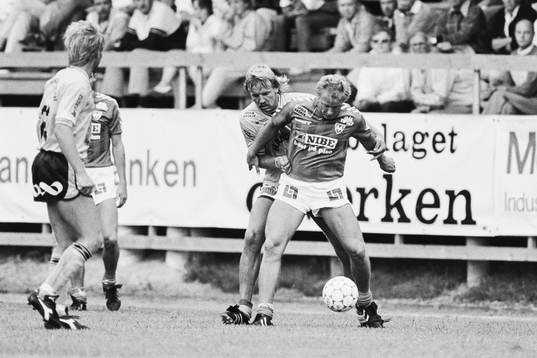 Mjällbys Hans Larsson i ryggen på Per-Åke Antonsson,