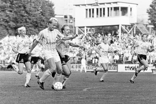 Mats Magnusson, Malmö uppvaktas av elfsborgs Christer Kvist