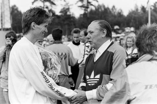 Jonny Danielsson, svensk mästare gratuleras av Gunder Hägg