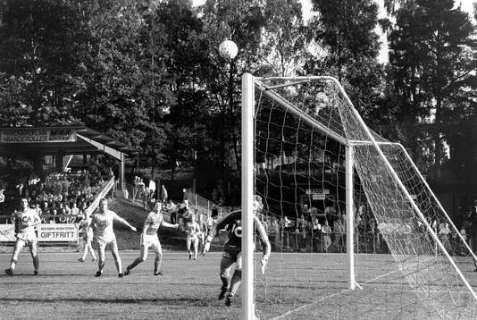 Eddie Blackburn, målvakt i Halmstad ser bollen flyga över