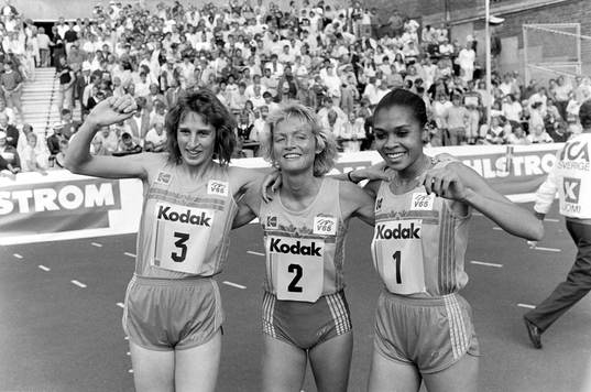 De svenska damerna tog en trippel på 800 m. Fr. v Jill
