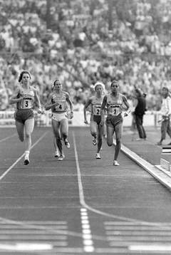 Jill McCabe och Maria Akraka på damernas 800 m