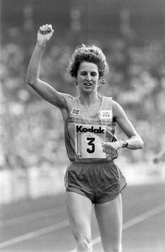 Jill McCabe segrar på damernas 800 m