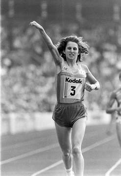 Jill McCabe segrar på damernas 800 m