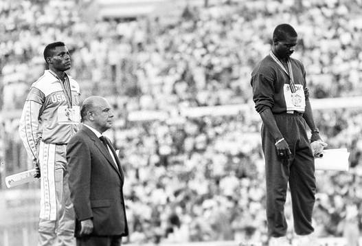Ben Johnson, Canada och Carl Lewis, USA på prispallen. Ben