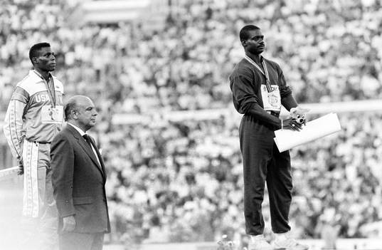 Ben Johnson, Canada och Carl Lewis, USA på prispallen. Ben