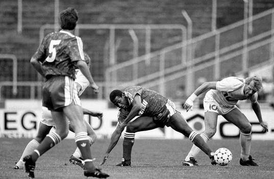 John Barnes, Liverpool och Håkan Lindman, Malmö i kamp om