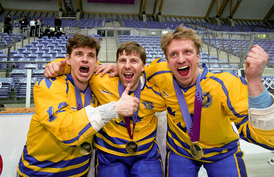 Håkan Loob, Mats Näslund och Tomas Jonsson jublar