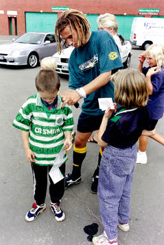 Henrik Larsson, Celtic skriver autografer