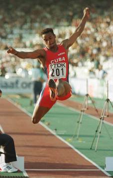 - VM i friidrott -- Ivan Pedroso, Kuba, hoppar 8.42m och