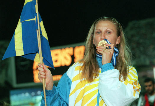 Ludmila Enquist, Sverige, kysser medaljen