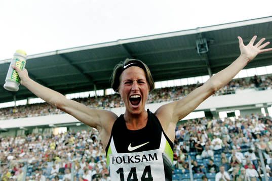 Malin Ewerlöf jublar