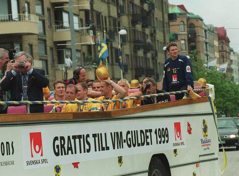 Hyllning av handbollslandslaget med kortege genom Göteborg